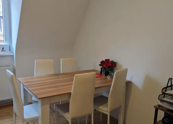 Kwatera prywatna Loft Near The Castle, Private - Shared Spaces And Bathroom
